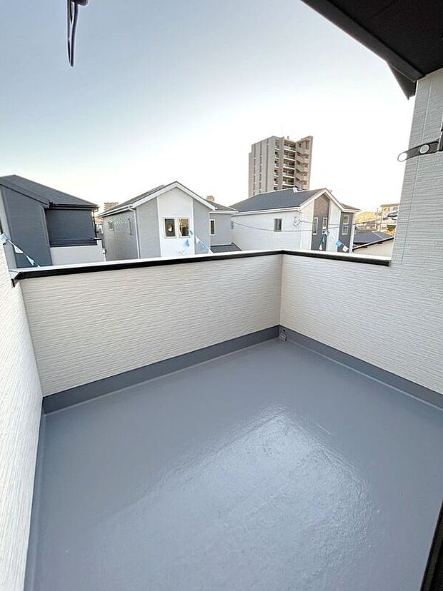 【バルコニー】☆バルコニー☆南向きに面しているので陽当たりも良くお洗濯物もよく乾きます♪お部屋を介さず出入り出来ます♪