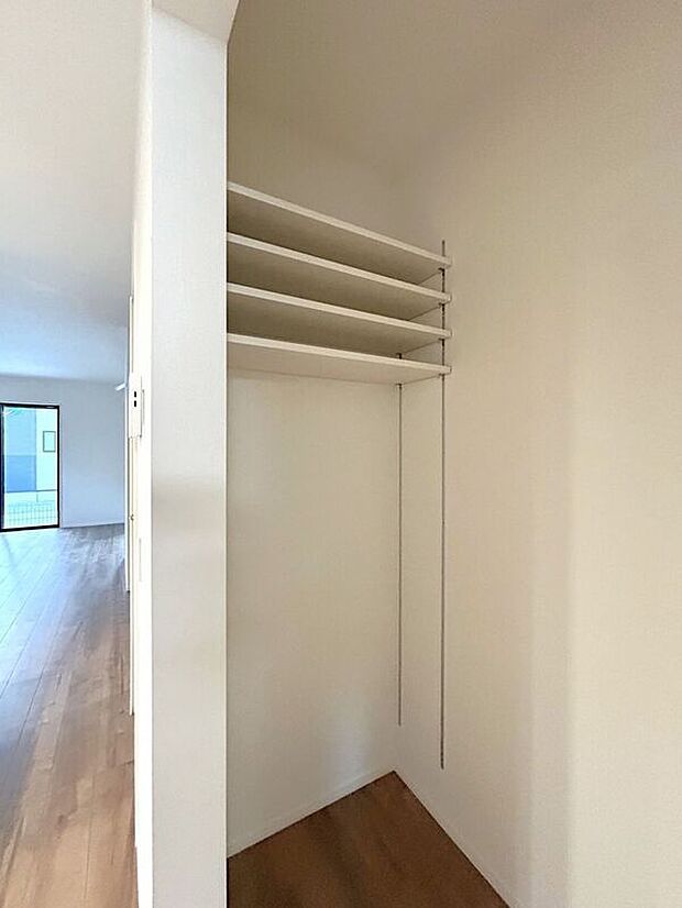 【収納】☆パントリー☆出番の少ないキッチン家電や、お酒やお米、食料の備蓄などもたっぷり収納♪散らかりがちなキッチンをすっきりさせてくれる嬉しい収納スペースです！