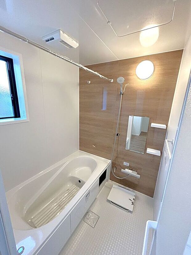 【バス】☆浴室☆1坪タイプのユニットバス♪足を伸ばしてゆったりとご入浴頂けます♪一日の疲れを癒す空間です♪