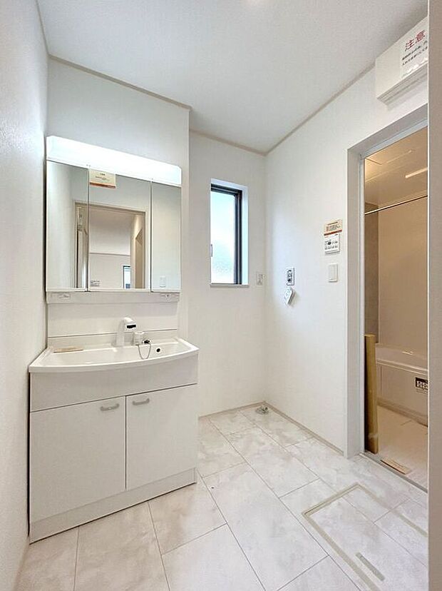 【洗面】☆洗面脱衣室☆ゆとりのある広さの洗面脱衣室♪洗面台は使い勝手の良い三面鏡仕様♪鏡裏にも収納スペースしっかり完備♪