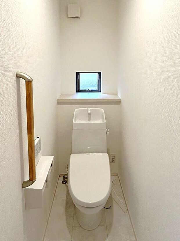 【トイレ】☆トイレ☆忙しい朝も安心の各階設置♪冬場特に重宝する温水便座機能付き♪小窓が付いているので換気もしっかり行えます♪