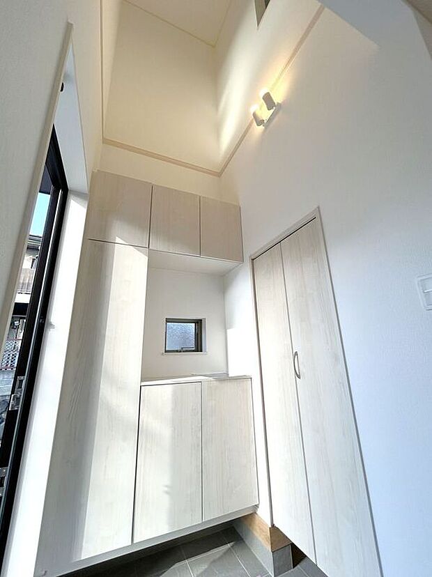 【玄関】☆シューズボックス☆吹抜けで明るく開放的な玄関♪フォトフレームやお花を飾ってお洒落な玄関スペースに♪