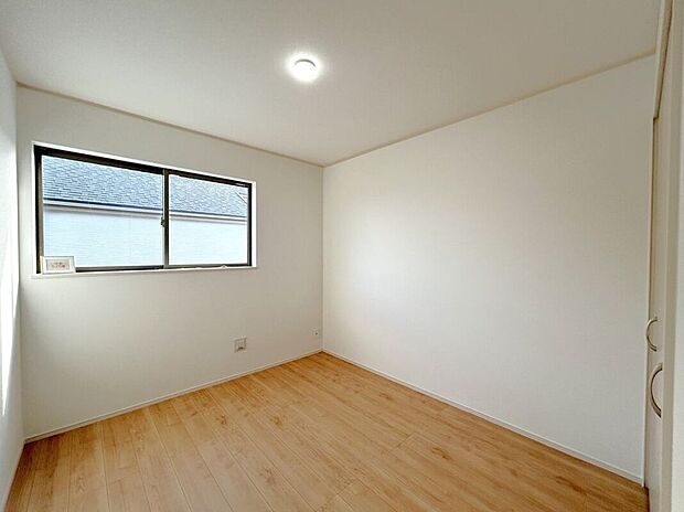 【室内】☆5.25帖洋室☆南向きで明るいお部屋♪家具の配置がしやすいお部屋♪