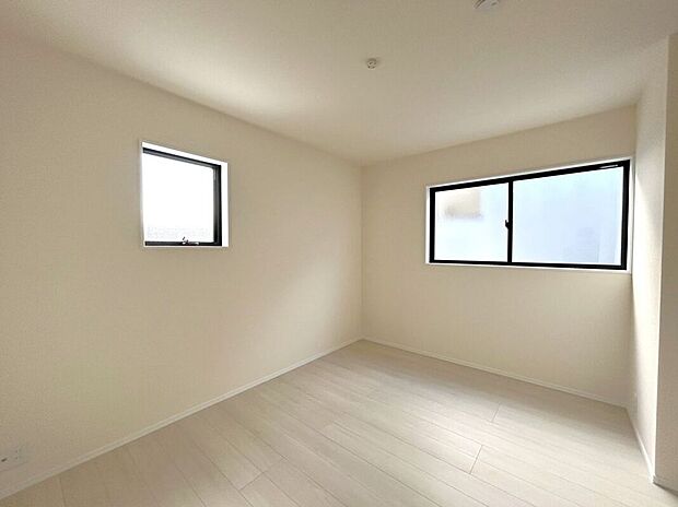 【室内】☆南側7帖洋室☆2面採光で明るいお部屋♪