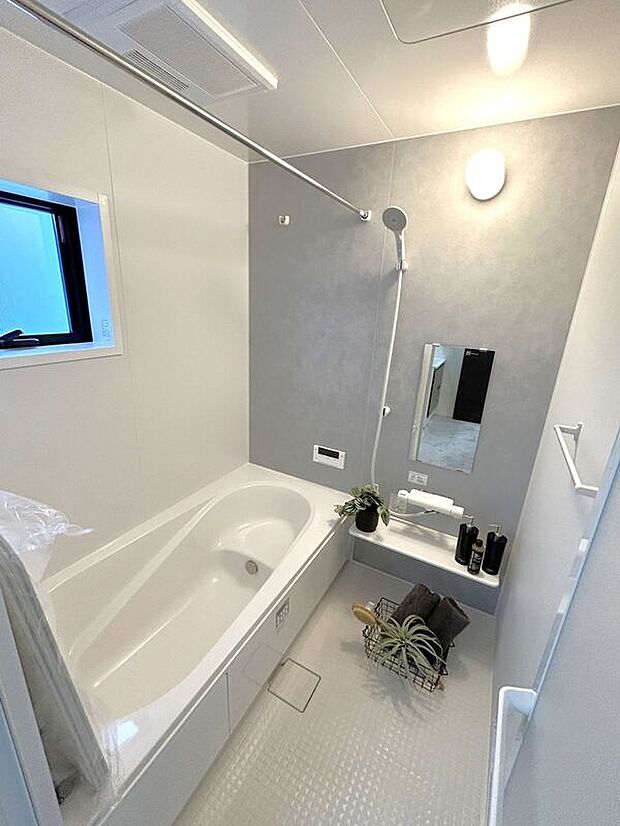 【バス】☆浴室☆1坪タイプのユニットバス♪足を伸ばしてゆったりとご入浴頂けます♪一日の疲れを癒す空間です♪