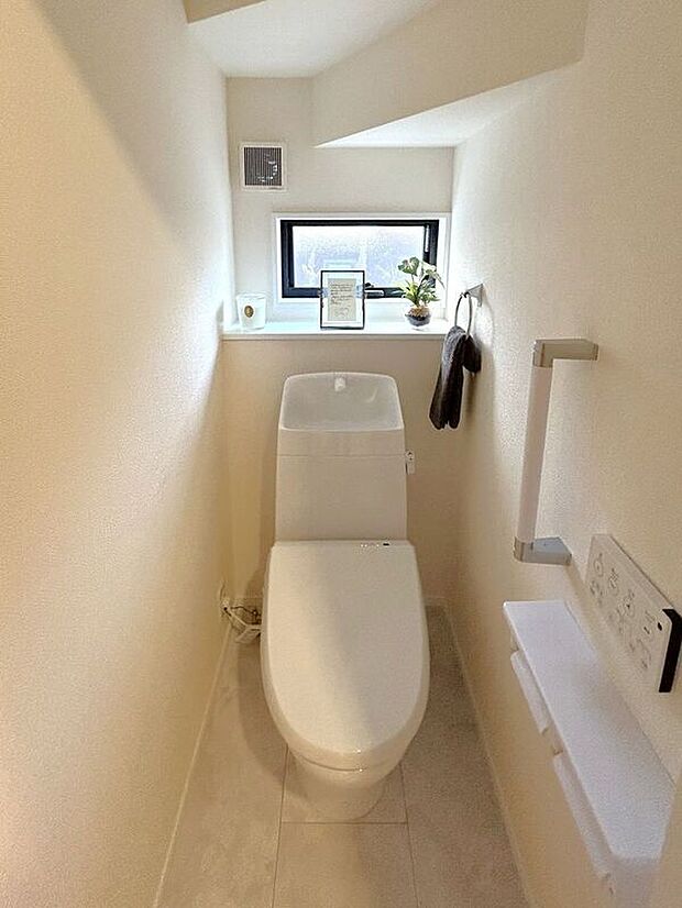 【トイレ】☆トイレ☆忙しい朝も安心の各階設置♪冬場特に重宝する温水便座機能付き♪小窓が付いているので換気もしっかり行えます♪