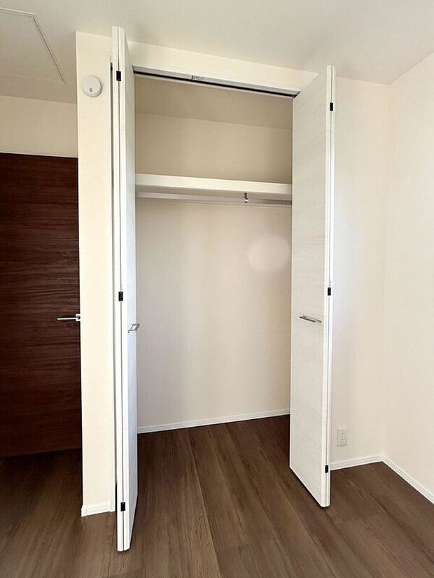 【収納】☆クローゼット(5.34帖洋室)☆容量大きめなので、お部屋がすっきり片付きます♪