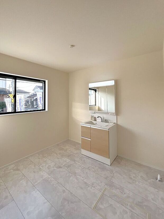 【洗面】☆洗面脱衣室☆ゆとりのある広さの洗面脱衣室♪洗面台は使い勝手の良い三面鏡仕様♪鏡裏にも収納スペースしっかり完備♪