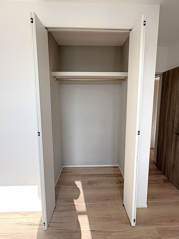 【収納】☆クローゼット（6.5帖洋室）☆棚がついているのでスペースを無駄にすることなくたっぷり収納いただけます♪