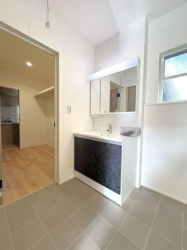 【洗面】☆洗面脱衣室☆ゆとりのある広さの洗面脱衣室♪洗面台は使い勝手の良い三面鏡仕様♪鏡裏にも収納スペースしっかり完備♪