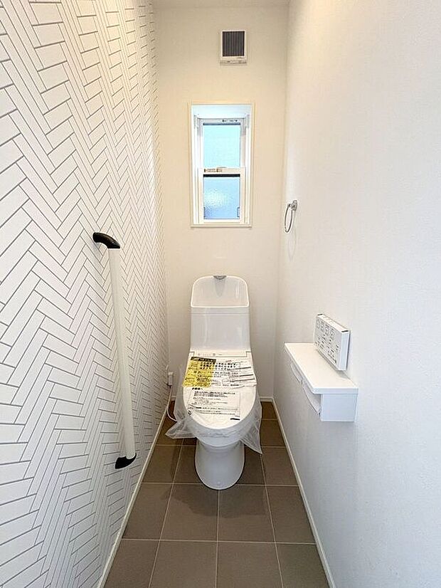 【トイレ】☆トイレ☆忙しい朝も安心の各階設置♪冬場特に重宝する温水便座機能付き♪小窓が付いているので換気もしっかり行えます♪