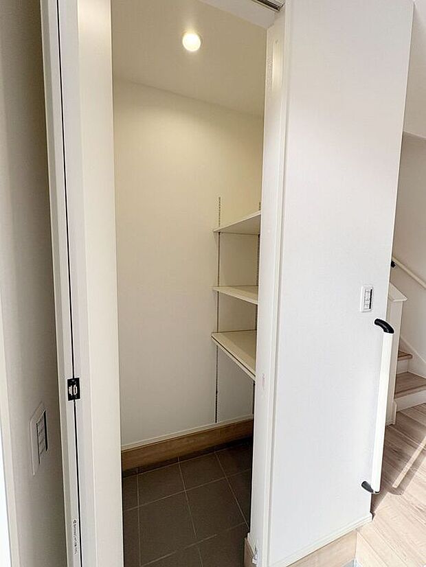 【玄関】☆SIC☆日常使いの靴以外にも外出時や玄関周りで使用するものをまとめて収納可能♪玄関スペースを広々お使い頂けます♪