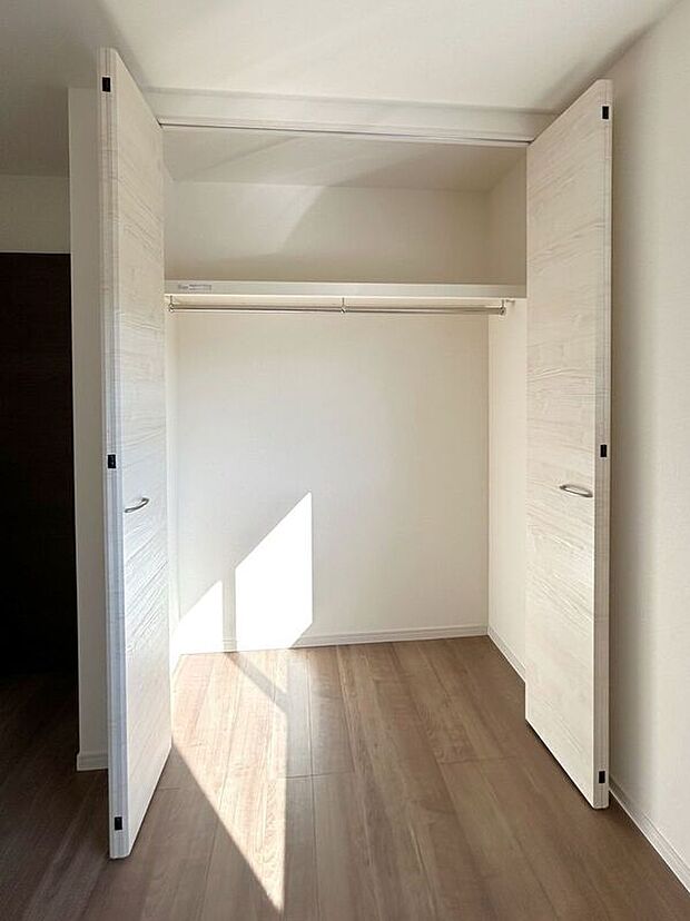 【収納】☆クローゼット(南側5.25帖洋室)☆容量大きめなので、お部屋がすっきり片付きます♪