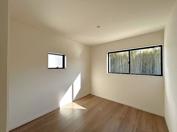 【室内】☆東側5.25帖洋室☆2面採光♪ベッドや学習机を置いてお子様部屋におすすめです♪