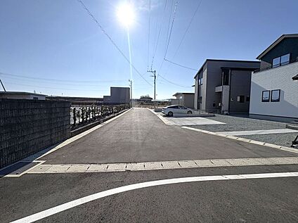 前面道路含む外観