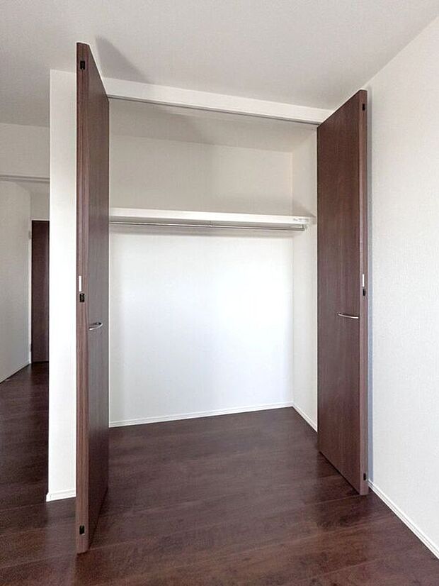 【収納】☆クローゼット(洋室B)☆容量大きめなので、お部屋がすっきり片付きます♪
