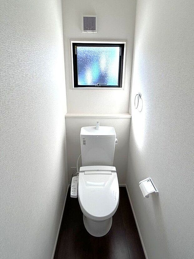 【トイレ】☆トイレ☆忙しい朝も安心の各階設置♪冬場特に重宝する温水便座機能付き♪小窓が付いているので換気もしっかり行えます♪