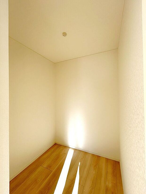 【収納】☆WIC(6.5帖洋室)☆たっぷり収納いただけるので、毎日のコーディネートが楽しくなります♪