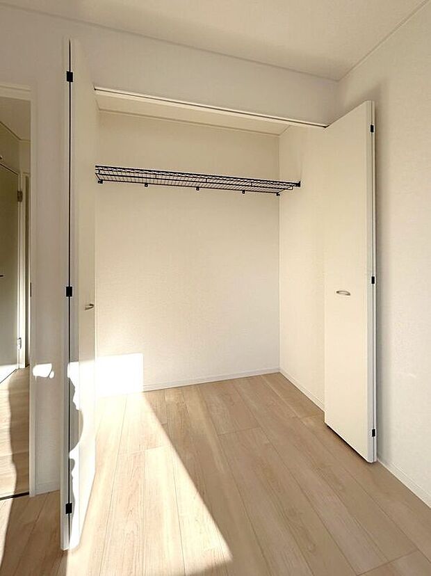 【収納】☆クローゼット(6帖洋室)☆棚がついているのでスペースを無駄にすることなくたっぷり収納いただけます♪