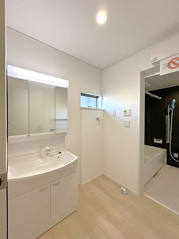 【洗面】☆洗面脱衣室☆ゆとりのある広さの洗面脱衣室♪洗面台は使い勝手の良い三面鏡仕様♪鏡裏にも収納スペースしっかり完備♪