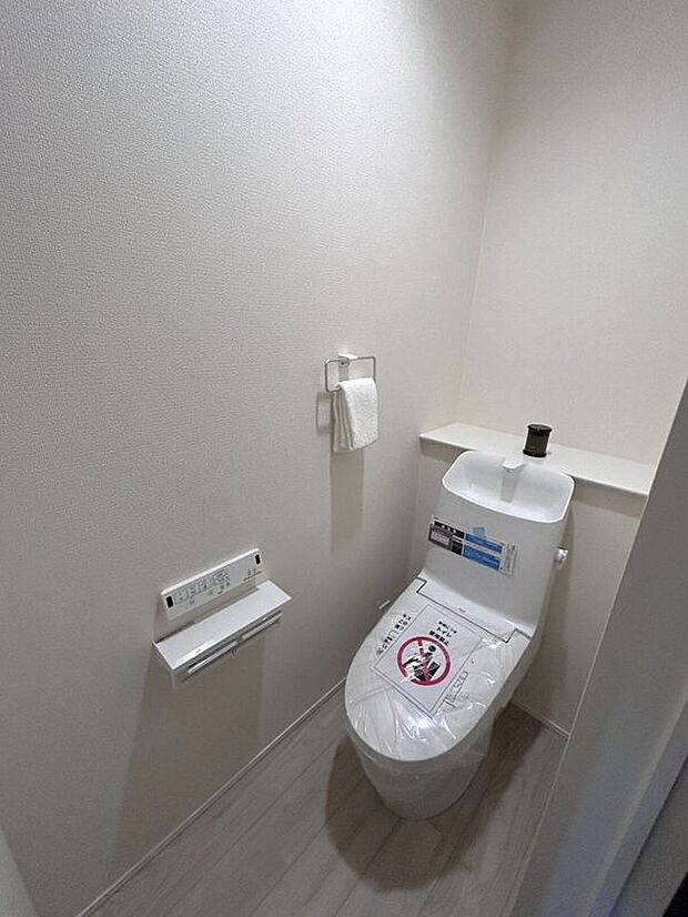 【トイレ】☆トイレ☆忙しい朝も安心の各階設置♪冬場特に重宝する温水便座機能付き♪