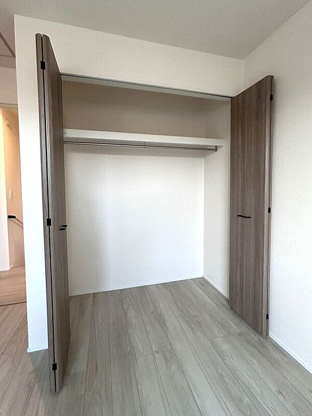 【収納】☆クローゼット（5.2帖洋室）☆棚がついているのでスペースを無駄にすることなくたっぷり収納いただけます♪