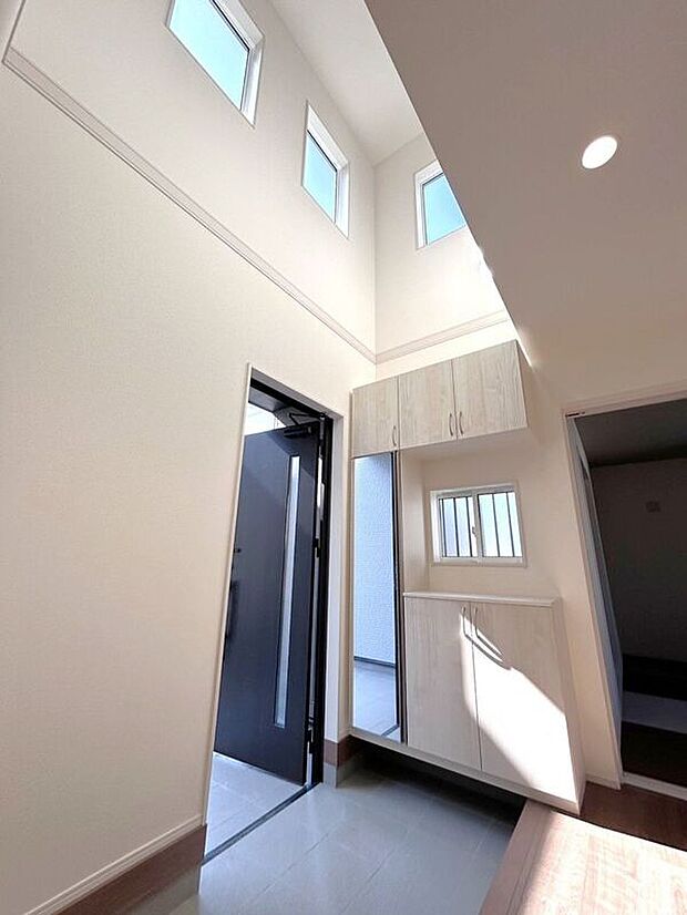 【玄関】☆玄関スぺ―ス☆姿見の鏡の付いた便利なシューズボックス♪沢山の光りを取り込んだ明るい空間♪