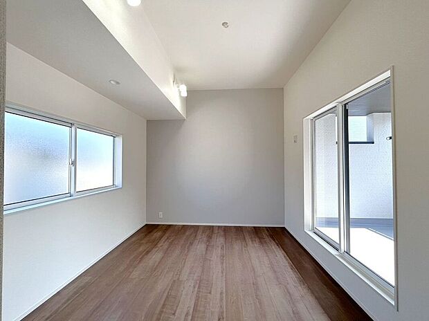 【寝室】☆7帖洋室☆3面採光で明るいお部屋♪バルコニーに面した明るいので主寝室におすすめです♪