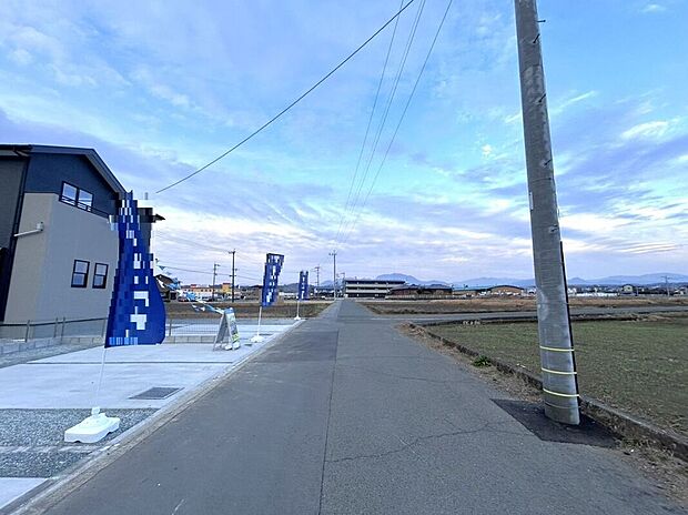 【前面道路含む外観】☆前面道路☆