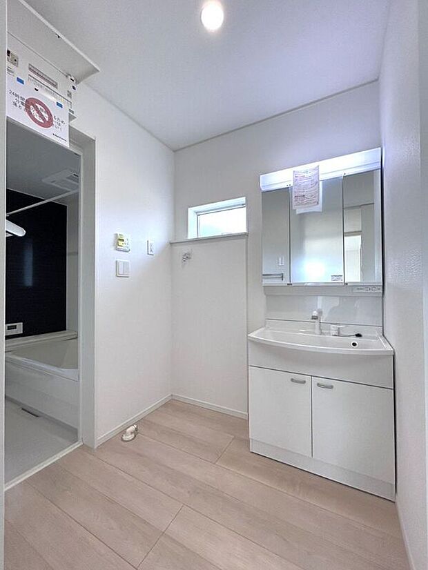 【洗面】☆洗面脱衣室☆ゆとりのある広さの洗面脱衣室♪洗面台は使い勝手の良い三面鏡仕様♪鏡裏にも収納スペースしっかり完備♪