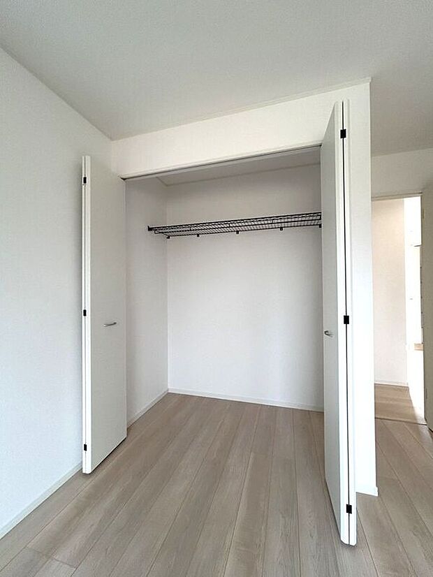 【収納】☆クローゼット（6.5帖洋室）☆棚がついているのでスペースを無駄にすることなくたっぷり収納いただけます♪