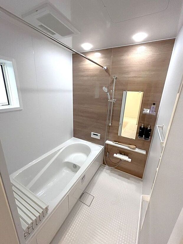 【バス】☆浴室☆1坪タイプのユニットバス♪足を伸ばしてゆったりとご入浴頂けます♪一日の疲れを癒す空間です♪