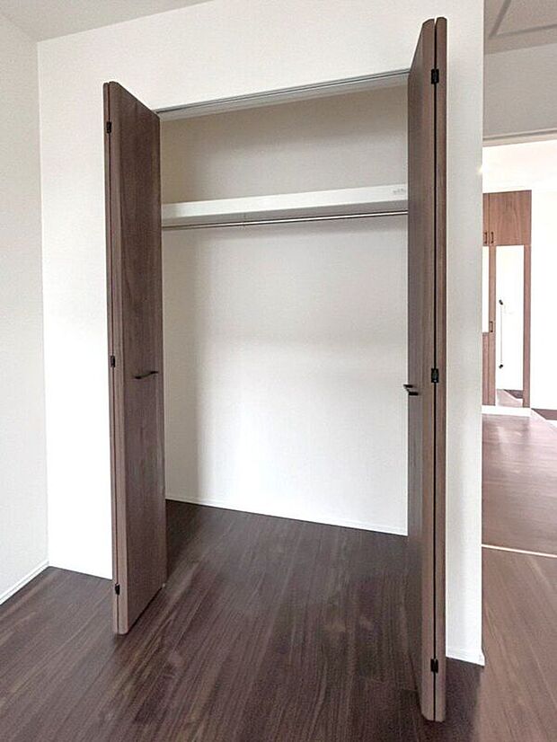 【収納】☆クローゼット（6帖洋室）☆棚がついているのでスペースを無駄にすることなくたっぷり収納いただけます♪