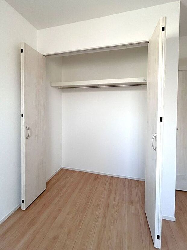 【収納】☆クローゼット(5.25帖洋室)☆容量大きめなので、お部屋がすっきり片付きます♪