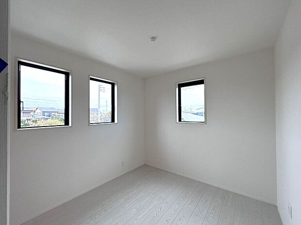 【洋室】☆5帖洋室☆明るい光が差し込むお部屋♪快適なプライベート空間です♪