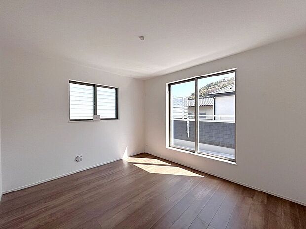 【寝室】☆7帖洋室☆バルコニーに面した明るいお部屋♪W.I.Cを備えており主寝室におススメ♪