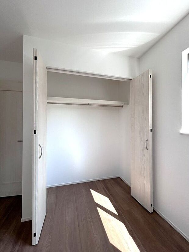 【収納】☆クローゼット(5.25帖洋室)☆棚がついているのでスペースを無駄にすることなくたっぷり収納いただけます♪