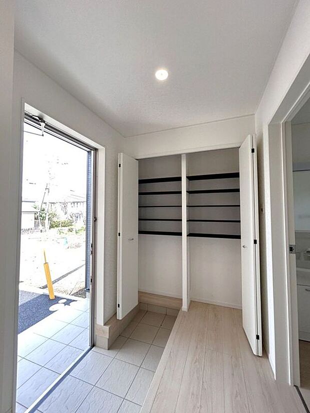 【玄関】☆シューズボックス☆高さ調節のできる便利な可動棚付き♪散らかりがちな玄関もスッキリ片付きます♪