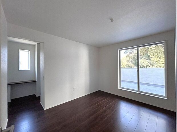 【寝室】☆洋室A☆バルコニーに面した明るいお部屋♪W.I.Cを備えており主寝室におススメ♪