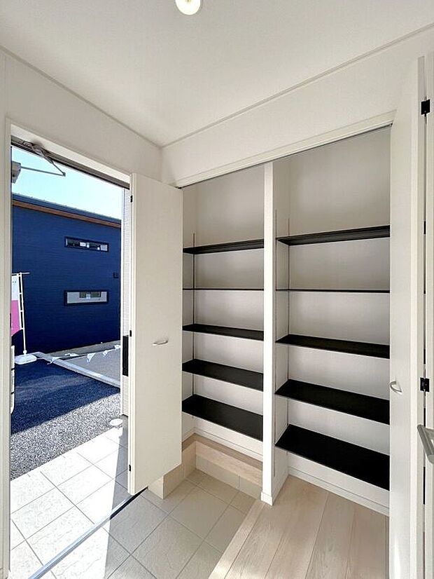 【玄関】☆玄関スペース☆明るく迎えてくれる玄関スペース。来客を気持ちよく迎えられます♪