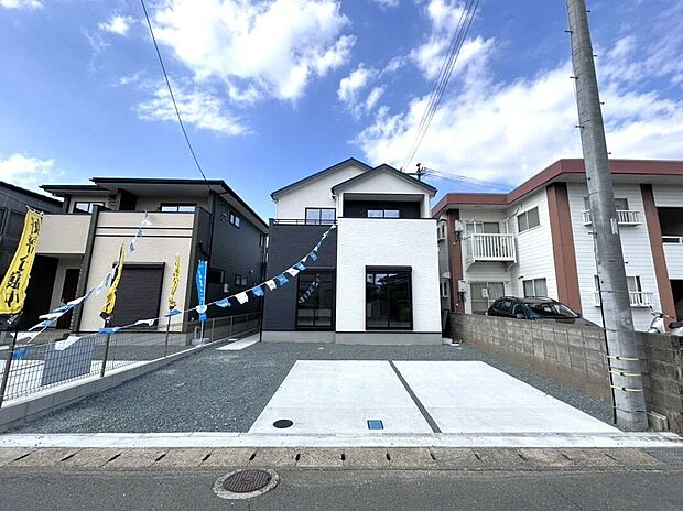 【駐車場】☆駐車スペース☆駐車3台可能。前面道路7ｍでお車の出し入れもスムーズです♪