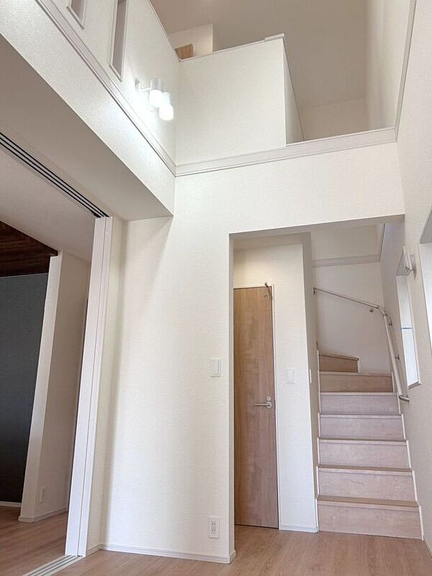 【玄関】☆マルチエントランス☆上部吹抜けで明るく開放的な空間♪アウトドア空間を演出します♪