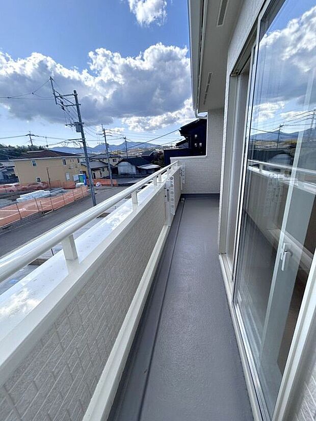 【バルコニー】☆バルコニー☆お洗濯物もしっかり干せるバルコニー♪日当たりの良い空間です♪2部屋から出入り可能♪