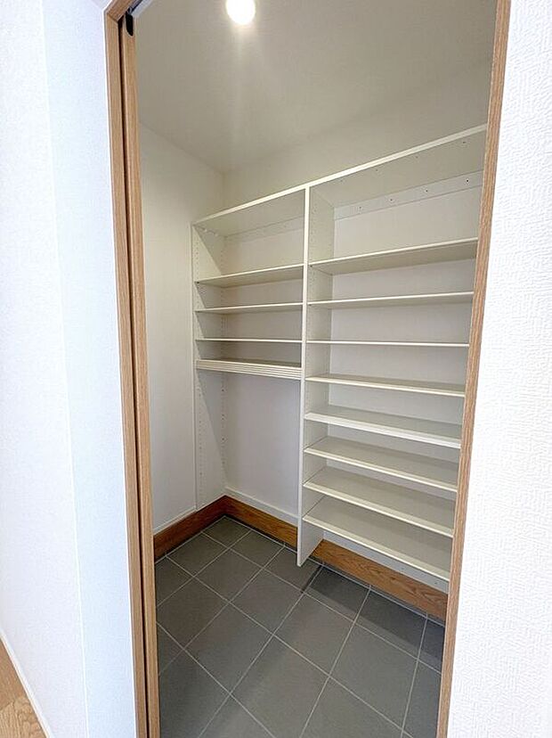 【玄関】☆シューズボックス☆高さ調節のできる便利な可動棚付き♪散らかりがちな玄関もスッキリ片付きます♪