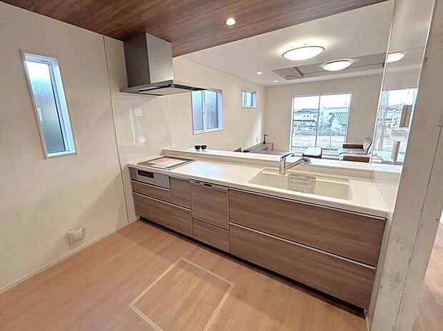 【キッチン】☆キッチン☆天板が平らなフルフラットキッチン♪開放的な空間を演出します♪作業スペースが広く、複数人での調理がしやすいのも魅力です♪