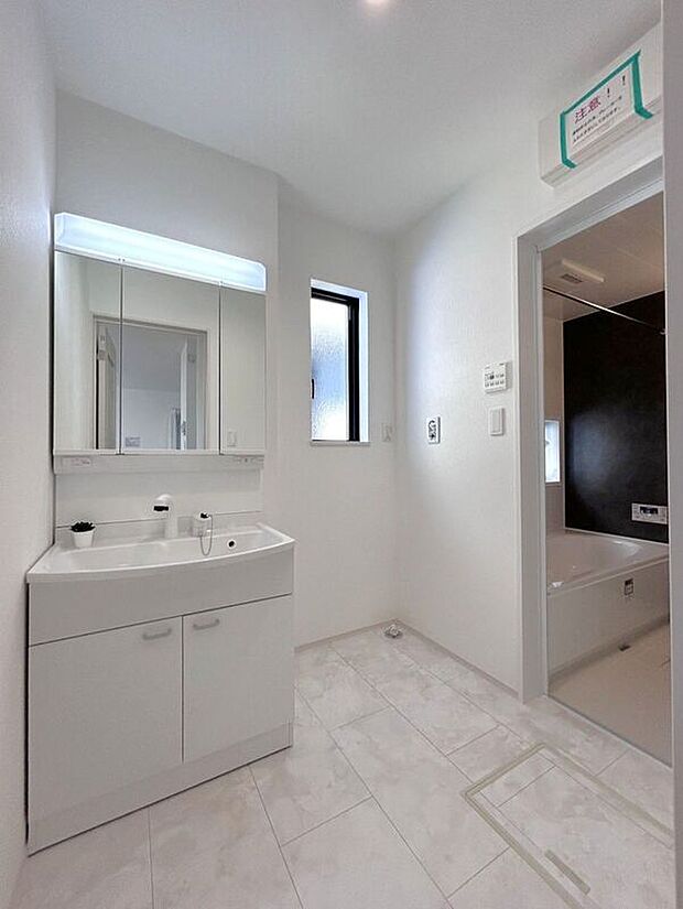 【洗面】☆洗面脱衣室☆ゆとりのある広さの洗面脱衣室♪洗面台は使い勝手の良い三面鏡仕様♪鏡裏にも収納スペースしっかり完備♪