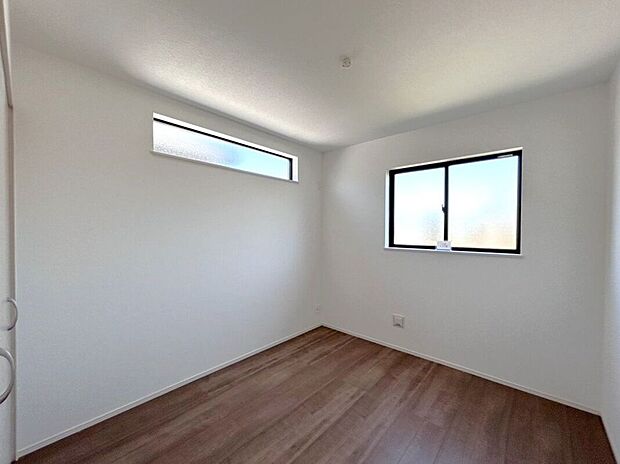 【洋室】☆東側5.25帖洋室☆お部屋全体に光が行き渡る高窓の付いたお部屋♪