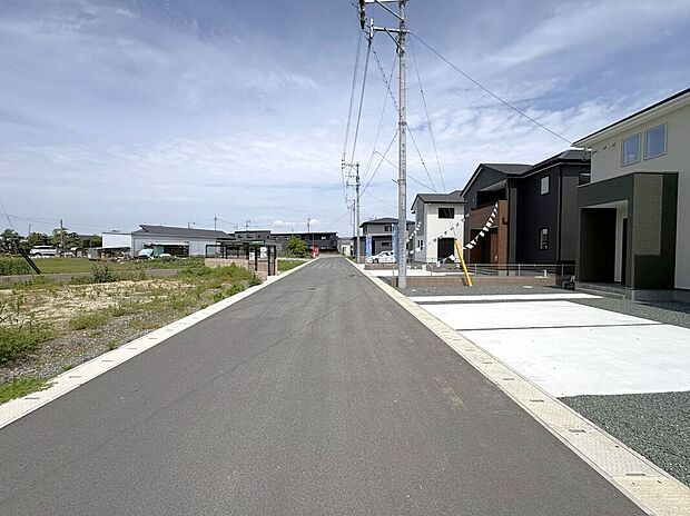 【前面道路含む外観】☆前面道路☆