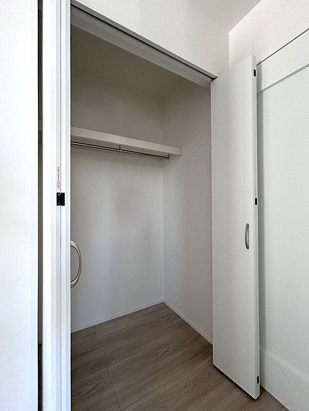 【収納】☆クローゼット(5帖洋室)☆容量大きめなので、お部屋がすっきり片付きます♪