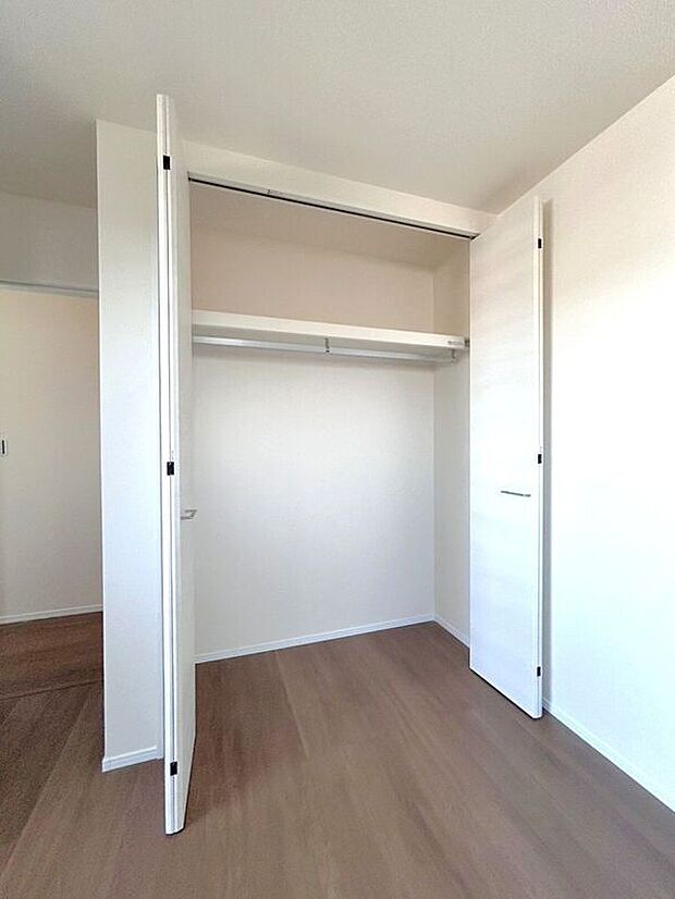 【収納】☆クローゼット(5.3帖洋室)☆容量大きめなので、お部屋がすっきり片付きます♪